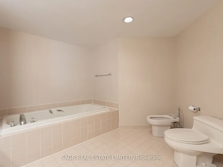 25 George St S #302 — Photo 25