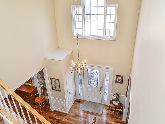 3rd image of 8622 Larkview Ln