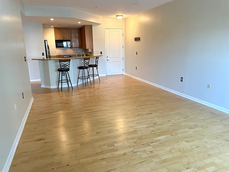 975 N Lincoln St #4G — Photo 4