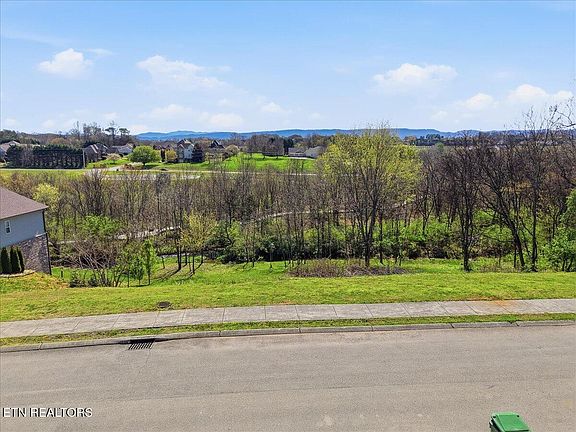 4th image of 828 Brookshire Blvd