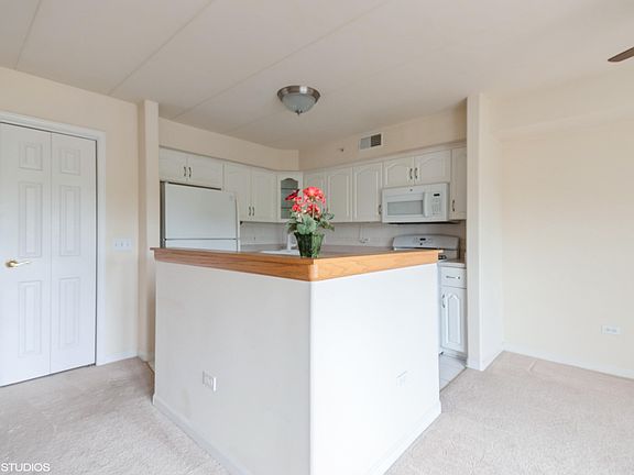 3rd image of 910 Swan Dr Unit 2-B