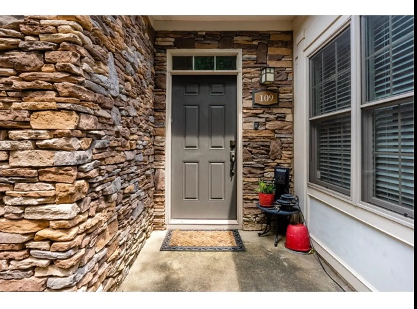 Lease this Beautiful Home in Great Waters — Photo 3