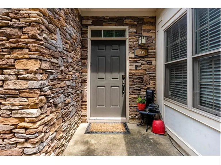 109 Edgewood Ct — Photo 3