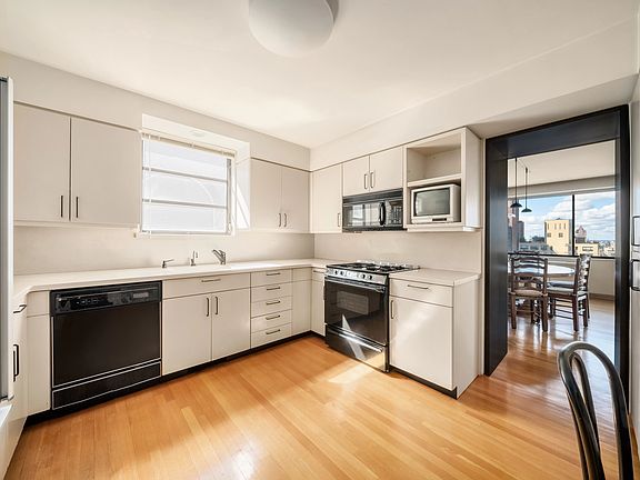 4th image of 40 E 80th St Penthouse A