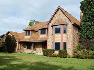 10100 N La Cresta Dr, Mequon, WI 53092