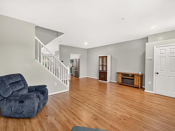 3rd image of 2433 Lakeside Dr