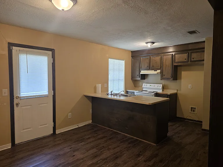 1437 Summit Ave — Photo 2