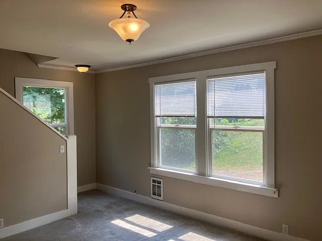 5915 Waller Rd E — Photo 5