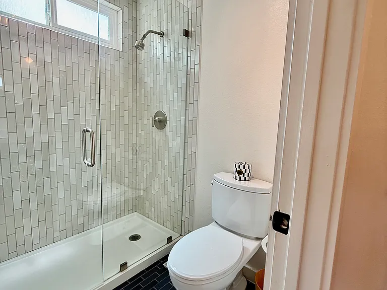 en suite bathroom with shower