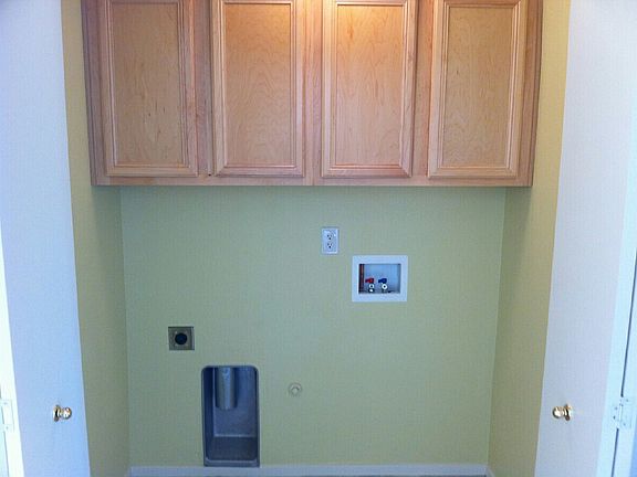 Washer/dryer off hallway