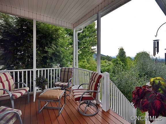 4th image of 610 Carriage Commons Dr