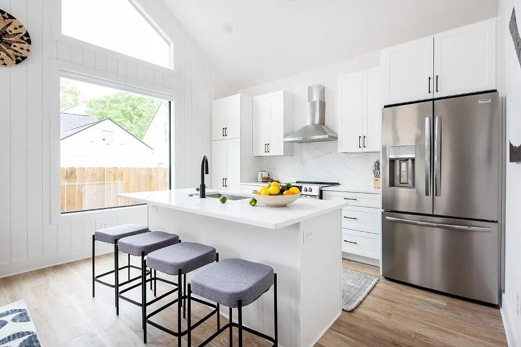 2 bed, 750 sqft, $3,900 — Photo 1