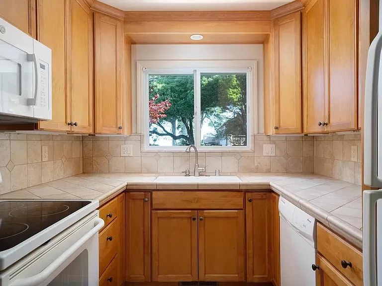 881 Lobos St — Photo 5