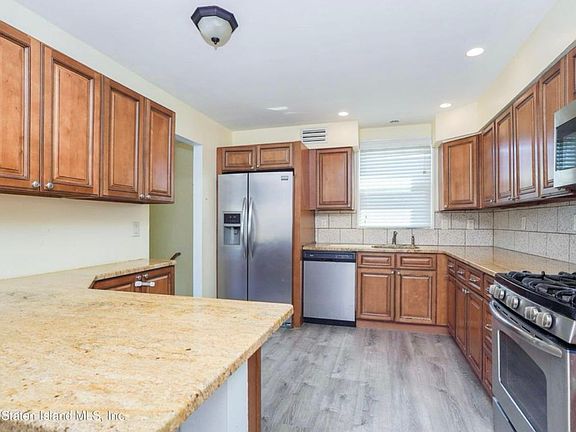 4th image of 72 Berry Ave Floor 2