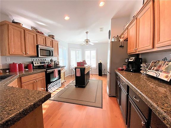 3rd image of 537 Vineyard Way