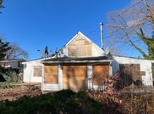 11 Snowberry Ln, Islandia, NY 11749