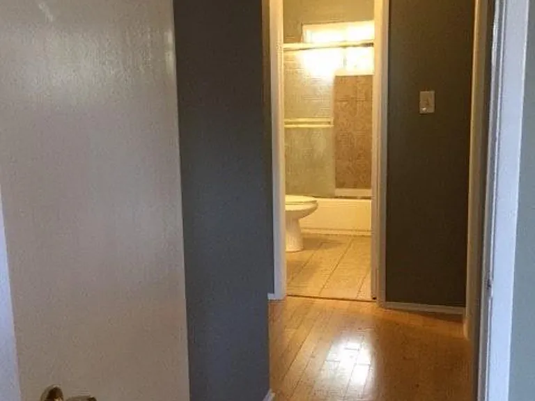 Upstairs Full Bathroom