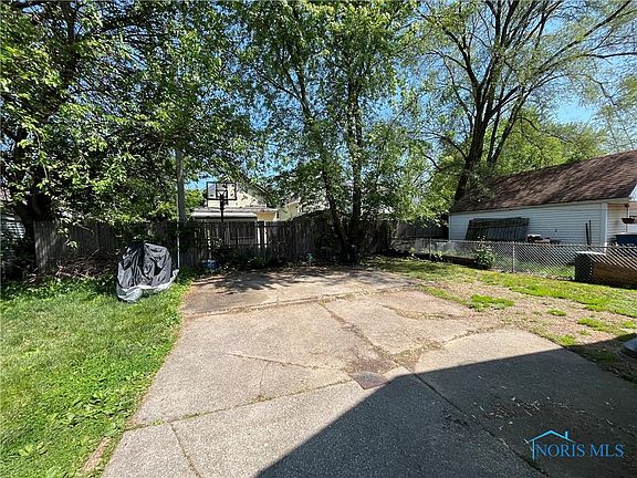 3rd image of 1918 Brussels St