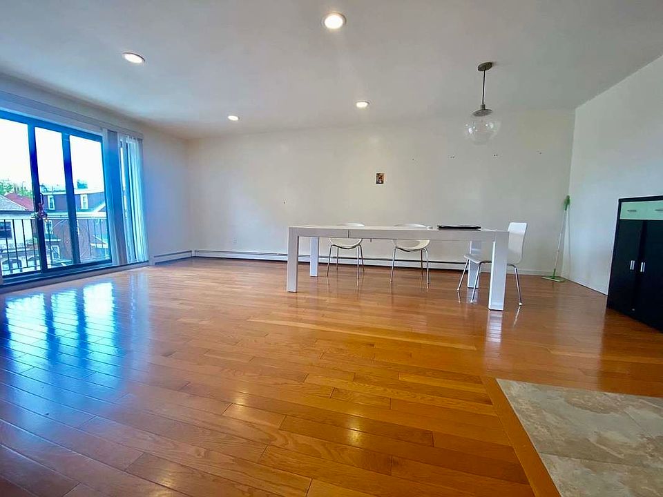 1st image of 116 Bay 28 St #3