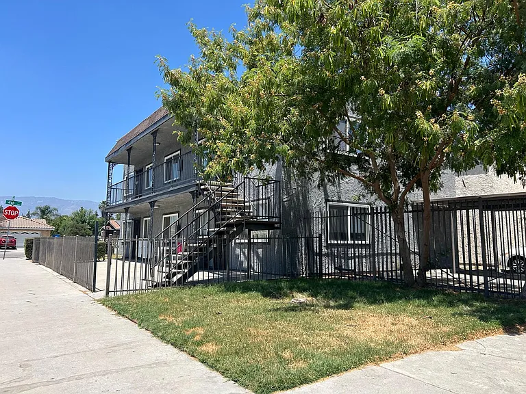 201 E 4th St — Photo 3