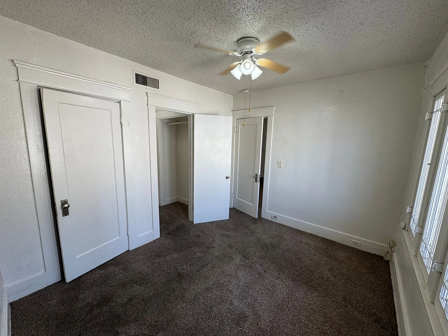 Adorable 2 Bedroom House in Selma — Photo 4