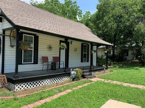 802 Hulme St, Bowie, TX 76230