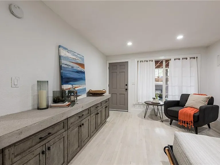 1212 Castle Hill St #7 — Photo 16