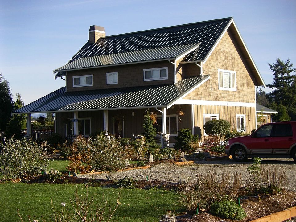 Front view, lots of parking in front and back