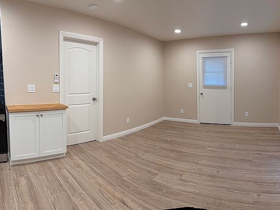 4th image of 10534 Roseton Ave #2