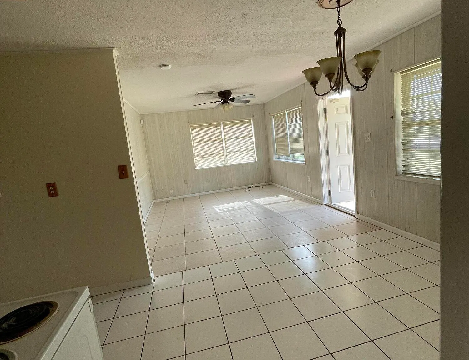 3 bed, 1.0 bath, 1180 sqft, $1,950 — Photo 2