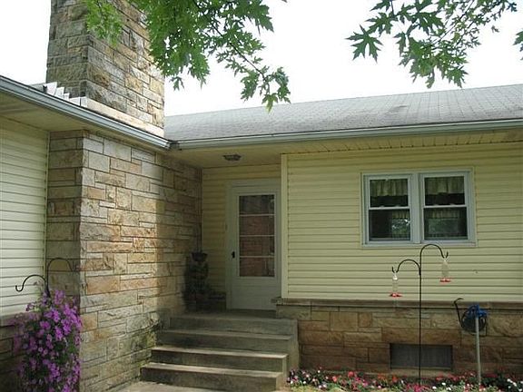 4th image of 202 N Sycamore St