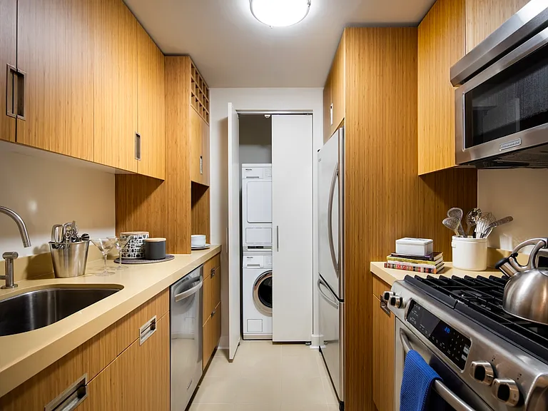 450 W 17th St #811 — Photo 1