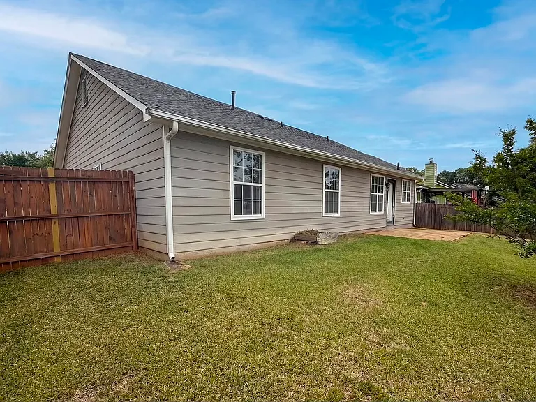 3711 Sandy Shoals Ln — Photo 2