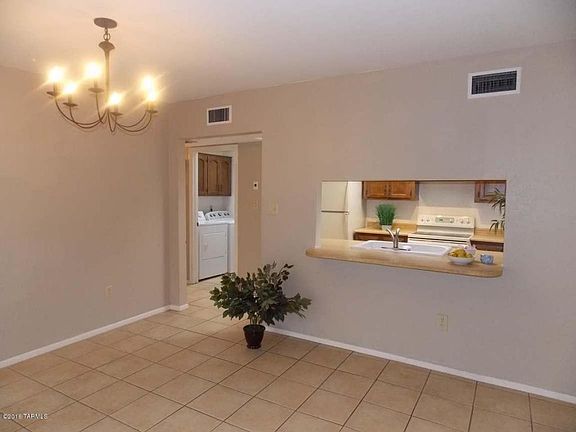 4th image of 94 E Villas Cir