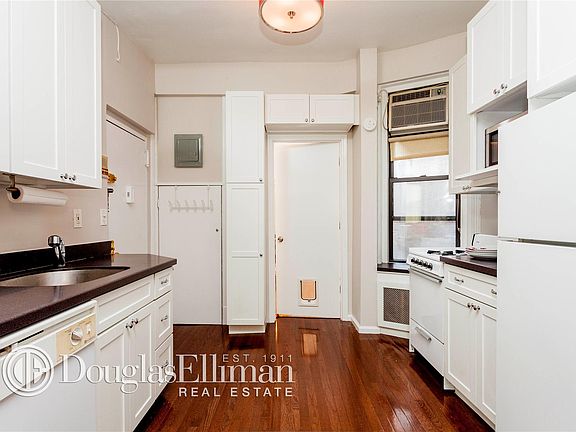 2nd image of 349 W 44th St APT 4FE
