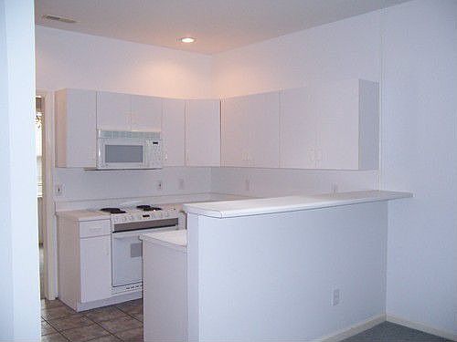 4th image of 1016 Avenshire Cir
