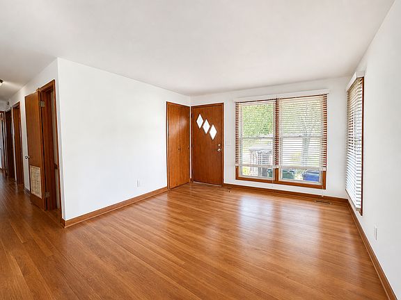 4th image of 224 Roundhill Dr