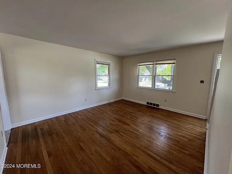 99 McLean St — Photo 6