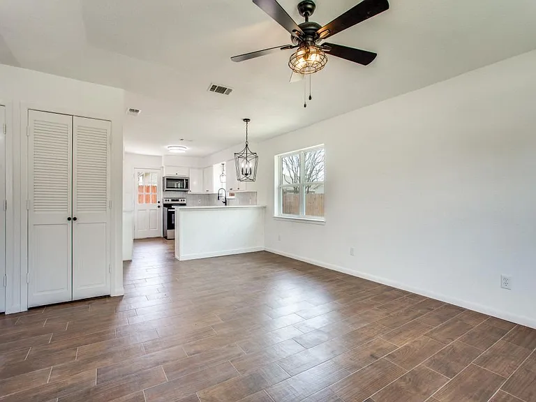 1307 Worthington St — Photo 6