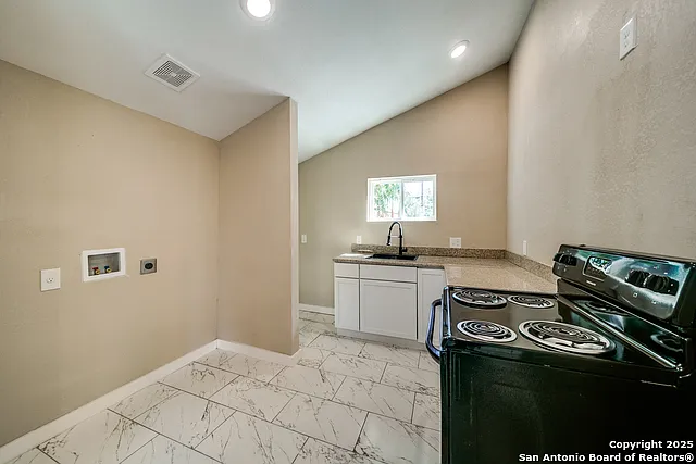 811 W Kings Hwy — Photo 24