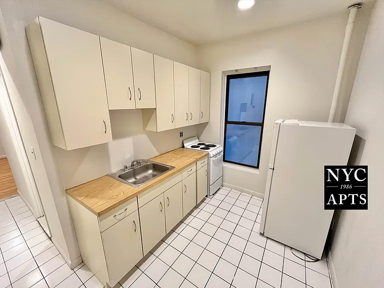 328 W 44th St #21 — Photo 3