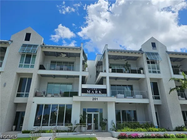 201 8th St #309, Naples, FL 34102