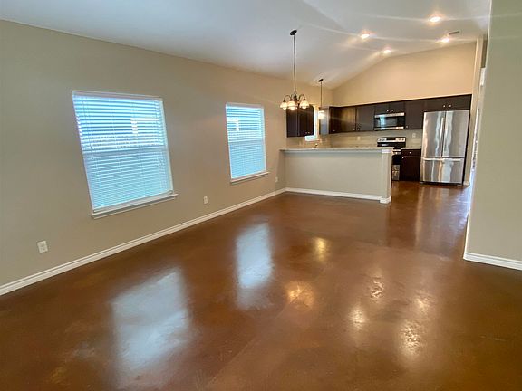 4th image of 804 S Live Oak St Street