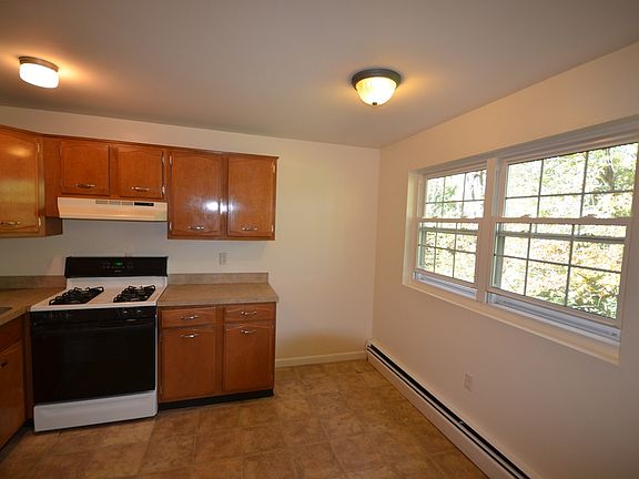 2nd image of 40 Edgelawn Ave APT 5