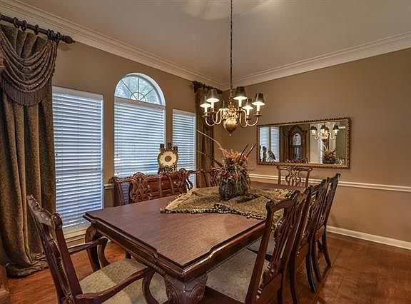 4th image of 1002 Hilton Dr