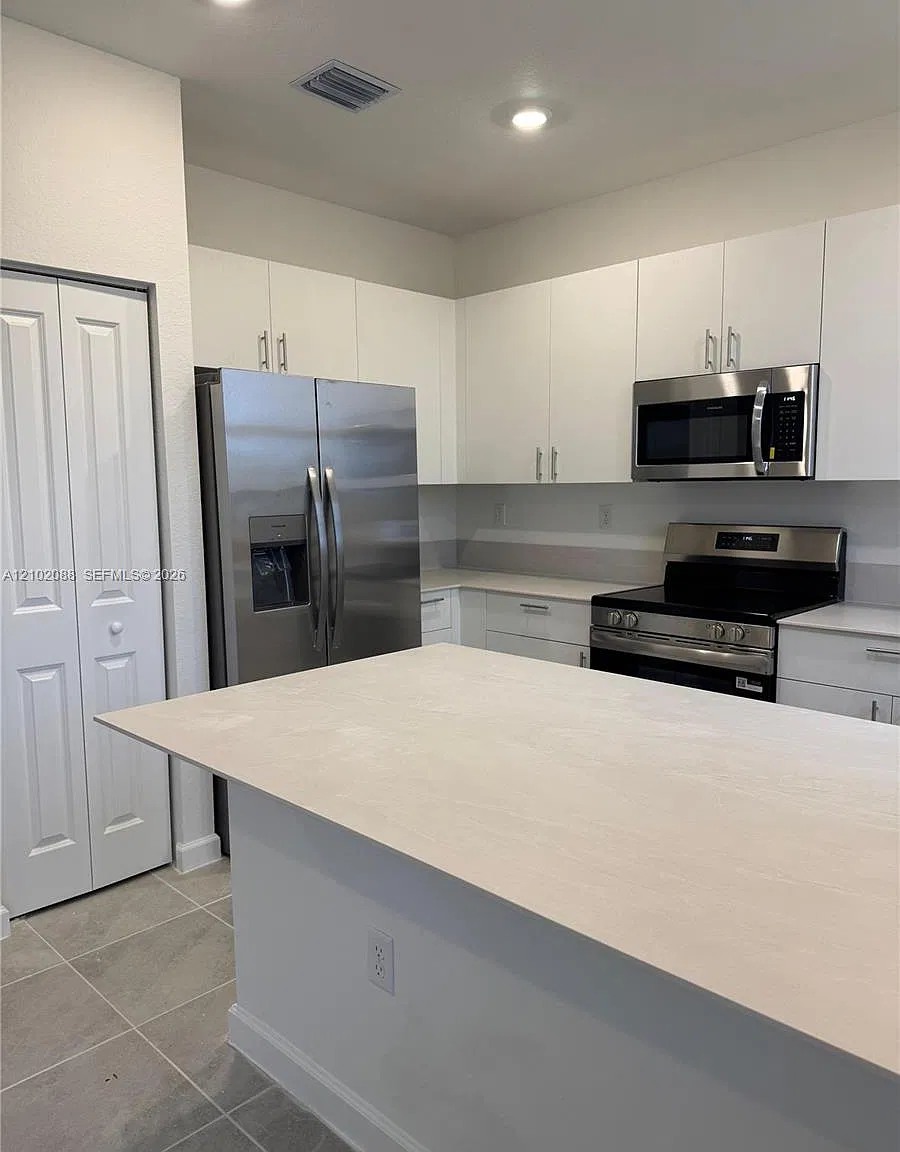 3 bed, 2.5 bath, $2,500 — Photo 3