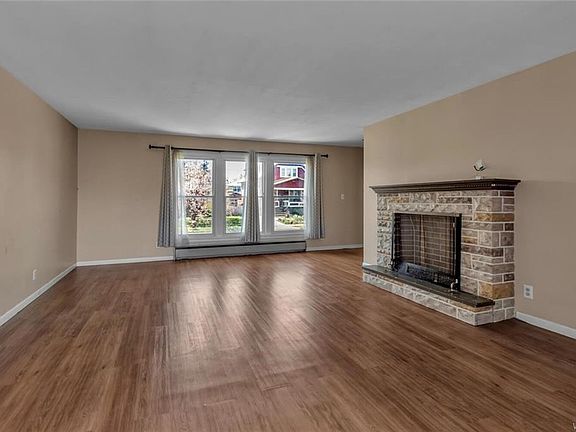 2nd image of 285 University Ave