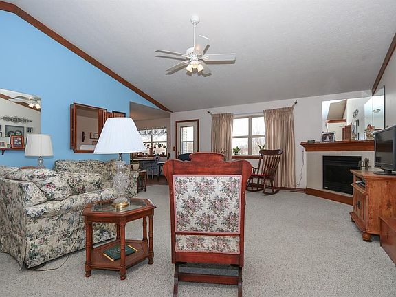 3rd image of 3850 Hickoryview Dr