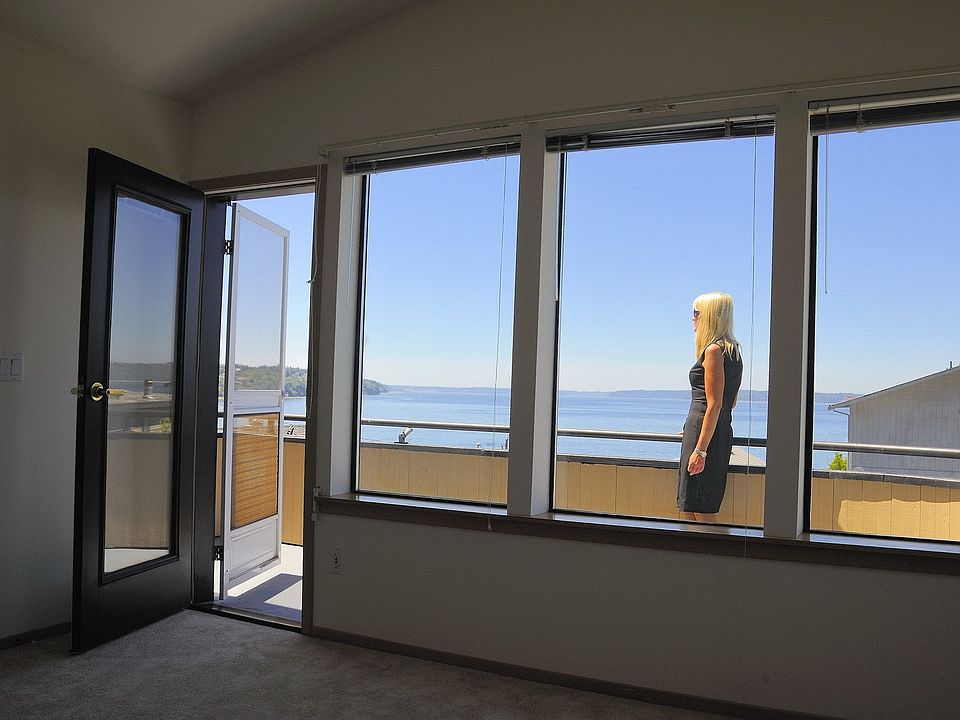 private view balcony off master