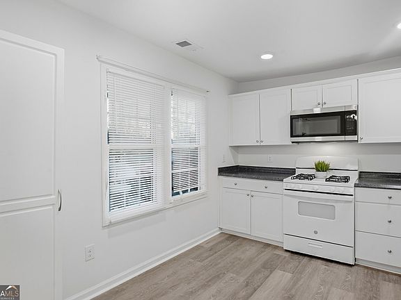 5th image of 716 W 48th St